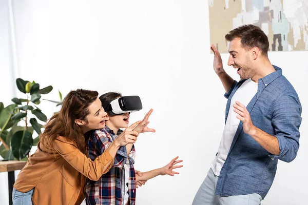 Madre Feliz Niño Alegre Los Auriculares Realidad Virtual Gesto Cerca —  Fotos de Stock