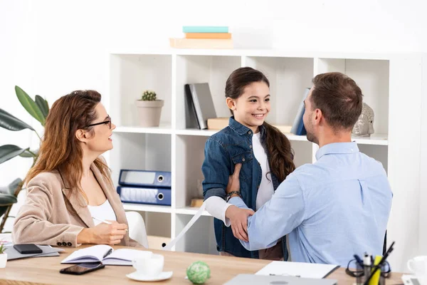 ofiste gözlüklü anne yakın baba bakıyor neşeli çocuk 