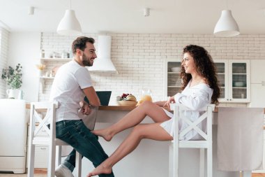 mutfakta erkek arkadaşı ile flört gömlek seksi kız