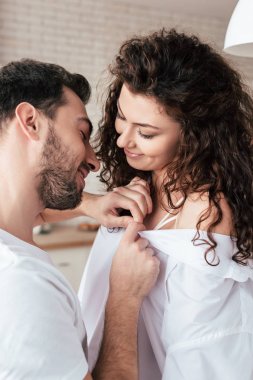 evde kıvırcık kız arkadaşı soyunma gülümseyen sakallı adam