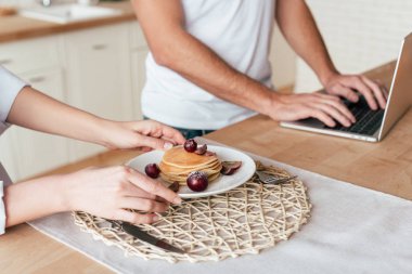lezzetli krep ve dizüstü bilgisayar ile çift kısmi görünümü