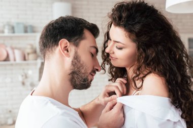 evde kıvırcık kız arkadaşı soyunma gülümseyen sakallı adam