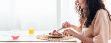 mutfakta kıvırcık kadın kıvırcık yemek panoramik çekim
