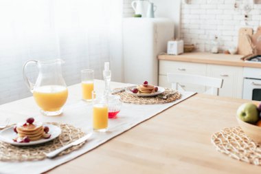 krep, şurup ve portakal suyu ile servis masası