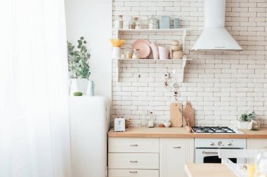 sofra, pişirme gereçleri ve dekorasyon ile modern hafif mutfak
