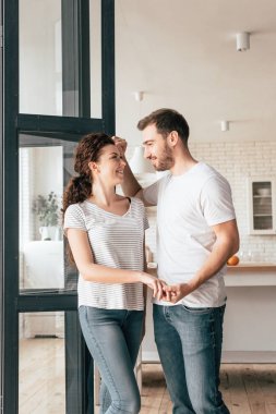 kot mutlu çift el ele tutuşarak ve gülümseme ile birbirlerine bakıyor