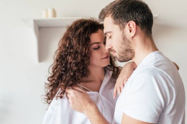 romantik çift yavaşça kapalı gözlerle birbirlerine dokunma