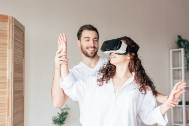 vr kulaklık yatak odasında erkek arkadaşı ile el ele tutuşan hayran kız