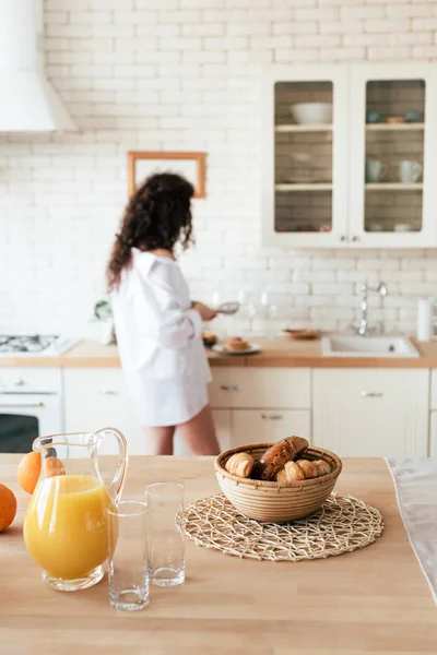 Fokus Selektif Wanita Menyiapkan Sarapan Dengan Jus Jeruk Dan Croissant — Stok Foto