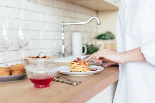Gedeeltelijke Weergave Van Vrouw Wit Overhemd Voorbereiding Pannenkoeken Keuken — Stockfoto