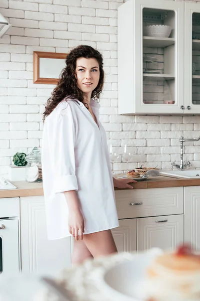 Beyaz Gömlekli Rüya Gibi Genç Kadın Mutfakta Gülümseme Ile Uzağa — Stok fotoğraf