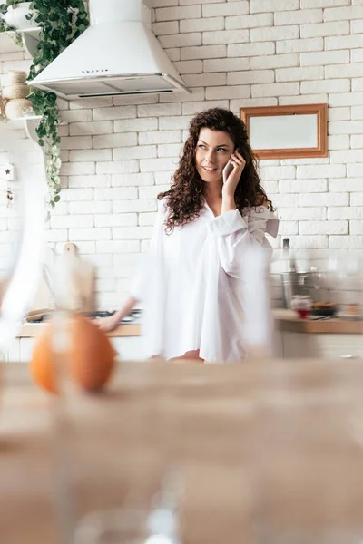 Menina Atraente Camisa Branca Falando Smartphone Olhando Para Longe Cozinha — Fotografia de Stock