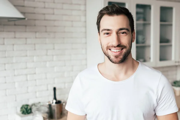 Visão Frontal Homem Barbudo Sorridente Olhando Para Câmera — Fotografia de Stock