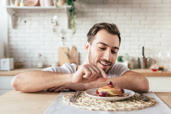 Uomo Barbuto Sorridente Seduto Tavola Con Piatto Frittelle — Foto Stock