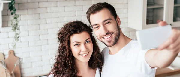 Plan Panoramique Sourire Couple Heureux Prenant Selfie Ensemble Maison — Photo