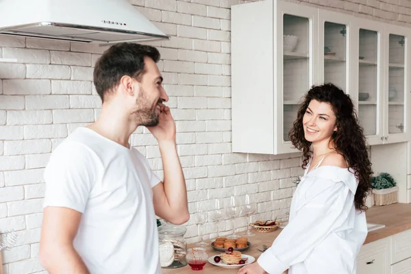 Sonriente Pareja Mirándose Cocina — Foto de Stock