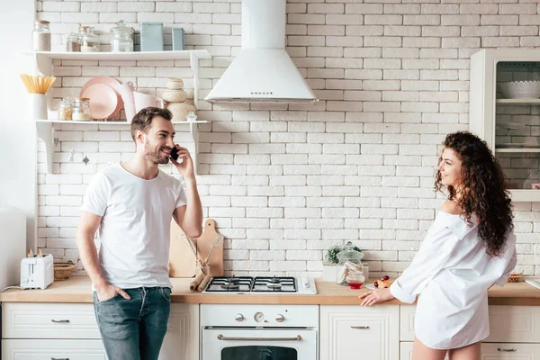 微笑的夫妇看着对方在早上在厨房 — 图库照片