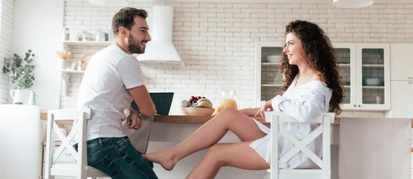 Tiro Panorâmico Menina Sexy Flertando Com Namorado Cozinha — Fotografia de Stock