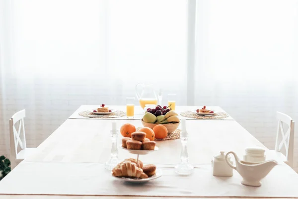 Geserveerd Tafel Met Pannenkoeken Gebak Croissants Fruit Jus Orange — Stockfoto