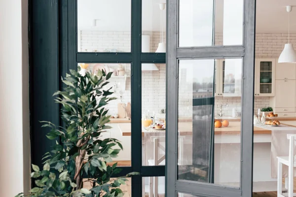 Offene Küchenfenster Servierter Tisch Mit Lebensmitteln Und Grünen Pflanzen — Stockfoto