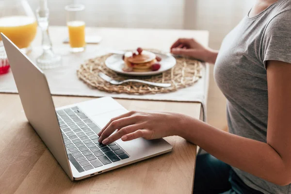 Partial View Woman Using Laptop Breakfast — Stock Photo, Image