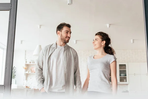 Glimlachend Paar Bedrijf Handen Kijken Naar Elkaar — Stockfoto