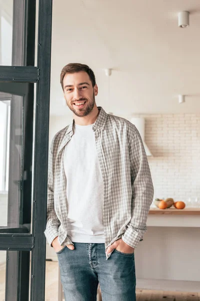 Sonriente Hombre Barbudo Pie Con Las Manos Los Bolsillos Mirando — Foto de Stock