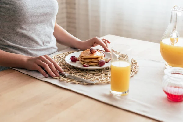 Vista Parcial Mulher Sentada Mesa Com Panquecas Cozinha — Fotografia de Stock