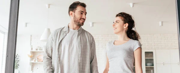 Tiro Panorâmico Casal Feliz Olhando Para Outro Com Sorriso — Fotografia de Stock