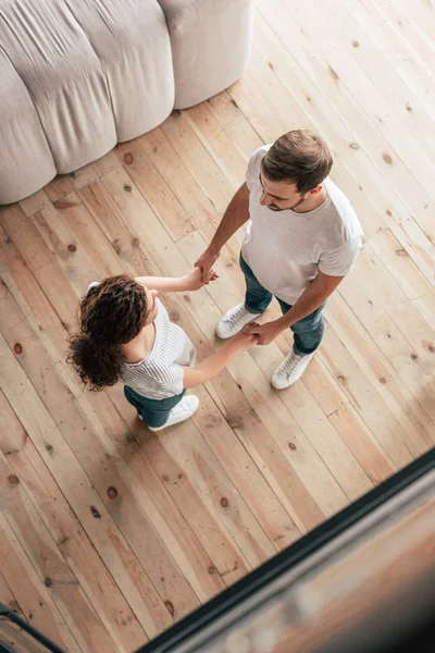 Blick Auf Das Paar Das Sich Wohnzimmer Den Händen Hält — Stockfoto