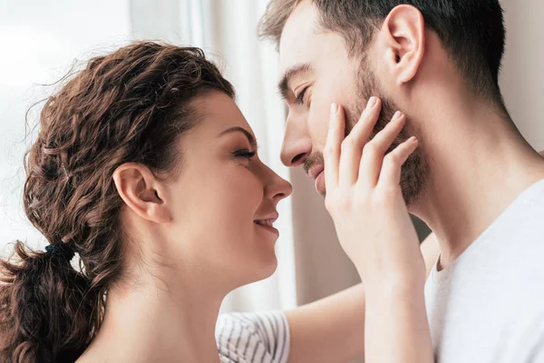 Glücklich Lächelnde Frau Streichelt Bärtigen Freund Hause — Stockfoto