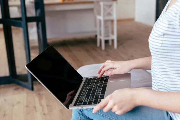Visão Parcial Mulher Usando Laptop Com Tela Branco Sala Estar — Fotografia de Stock
