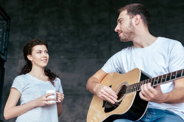 Vista Ángulo Bajo Del Hombre Tocando Guitarra Acústica Mirando Novia —  Fotos de Stock