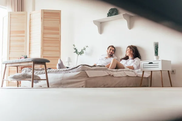 Smiling Couple Lying Bed Looking Each Other — Stock Photo, Image