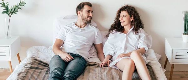 Plano Panorámico Pareja Sonriente Acostada Cama Mirándose — Foto de Stock