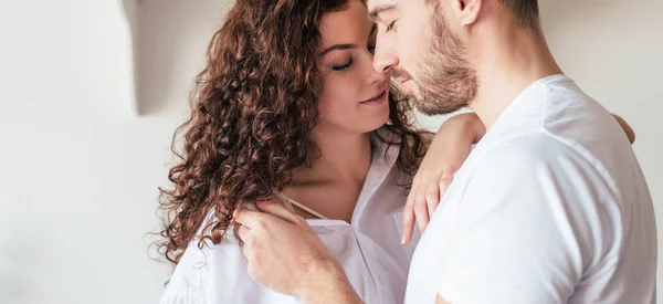 Coppia Romantica Delicatamente Toccarsi Con Gli Occhi Chiusi — Foto Stock