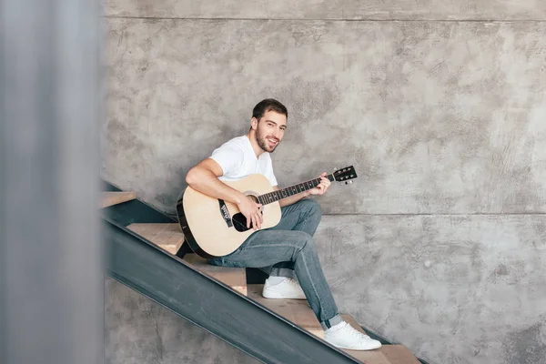 Sonriente Barbudo Sentado Las Escaleras Tocando Guitarra Acústica — Foto de Stock