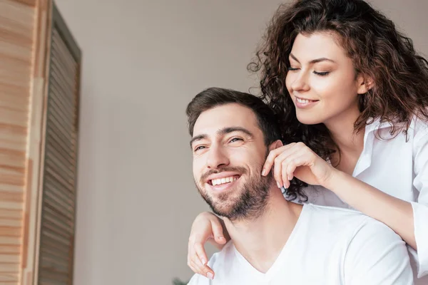 Sonriente Rizado Joven Mujer Suavemente Tocando Novio Casa — Foto de Stock