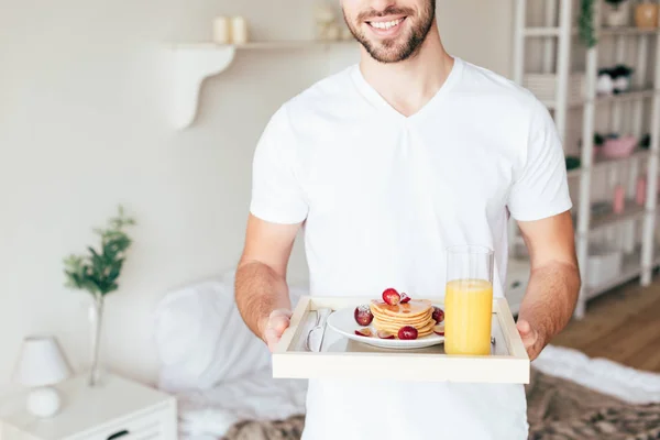 Bijgesneden Uitzicht Van Lachende Man Holding Tray Met Pannenkoeken Glas — Stockfoto