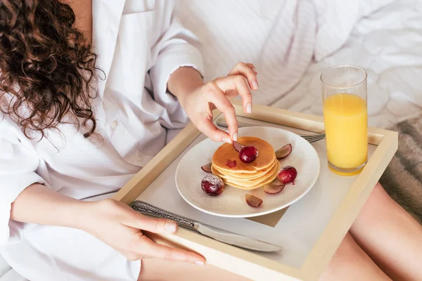 Yatakta Kahvaltı Kıvırcık Kadın Kısmi Görünümü — Stok fotoğraf