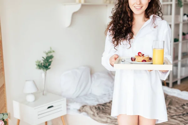 Частковий Вид Усміхненої Жінки Сорочці Тримає Піднос Сніданком Спальні — стокове фото