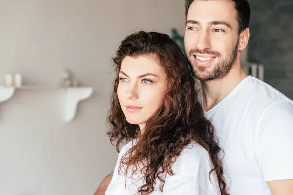 Feliz Pareja Amorosa Mirando Hacia Otro Lado Con Sonrisa Dormitorio —  Fotos de Stock