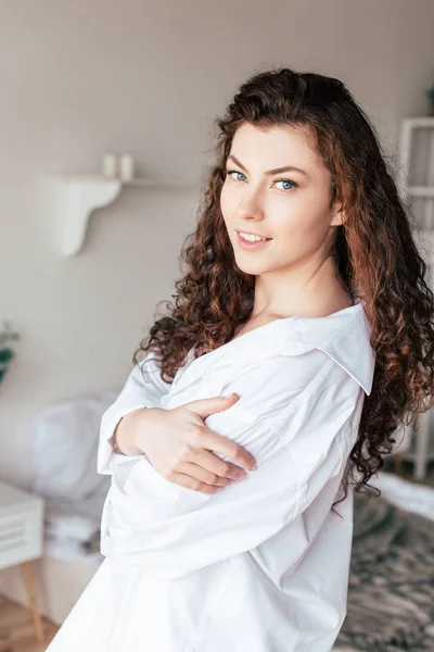 Schönes Neugieriges Mädchen Weißen Hemd Das Die Kamera Schaut — Stockfoto