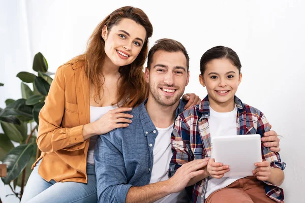 Parents Heureux Près Fille Mignonne Tenant Tablette Numérique Regardant Caméra — Photo