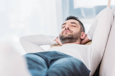 gözleri kapalı istirahat yakışıklı sakallı adam seçici odak 