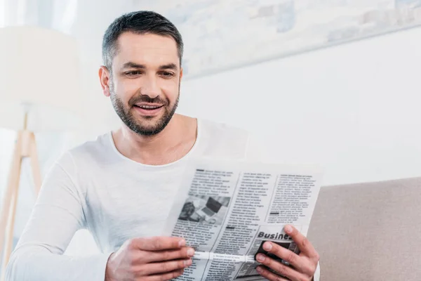 Красивий Усміхнений Бородатий Чоловік Читає Газету Вдома — стокове фото