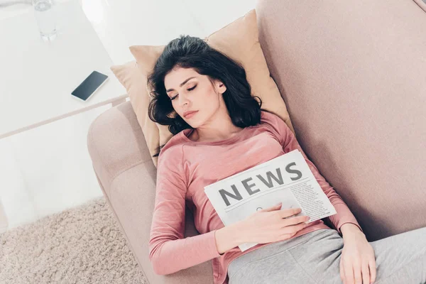 Wanita Cantik Berpakaian Santai Dengan Koran Tidur Sofa Rumah — Stok Foto