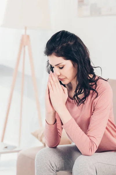 Mooie Vrouw Zittend Bank Doen Gelieve Gebaar Bidden Thuis — Stockfoto