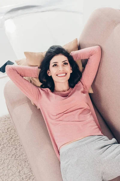 Hermosa Mujer Feliz Descansando Sofá Con Las Manos Detrás Cabeza —  Fotos de Stock