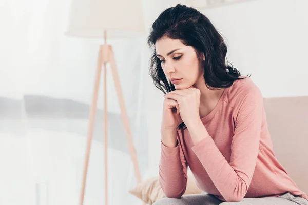 Femme Bouleversée Assis Sur Canapé Menton Appui Avec Les Mains — Photo